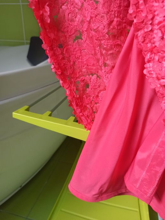 Śliczna malinowa sukienka dla dziewczynki