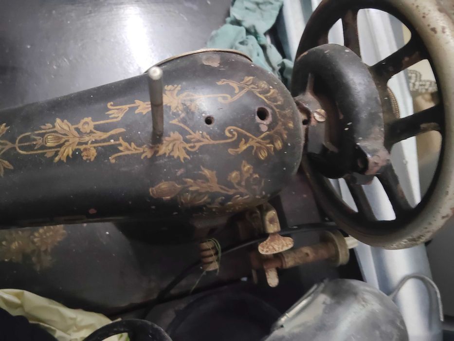 Máquina de Costura Antiga PFAFF com Móvel e Pedal