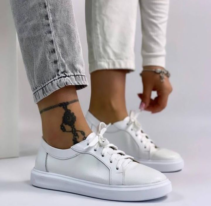 Біленькі стильні кеди.
