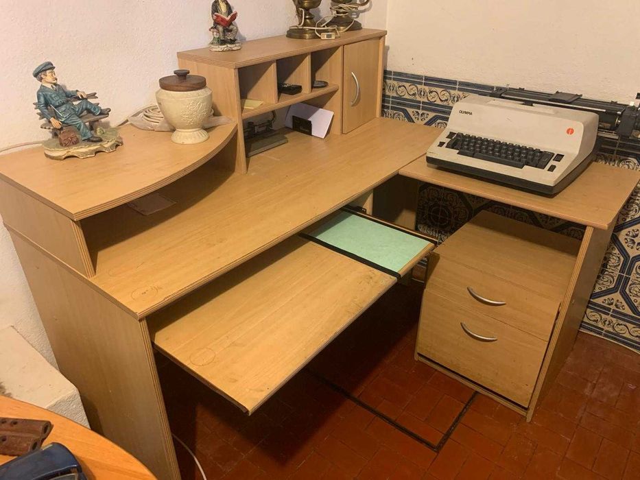 Secretária de canto folheada clara multifuncional com gavetas