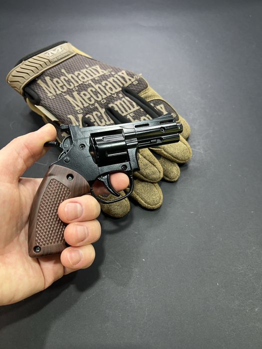 Металевий револьвер на пістонах