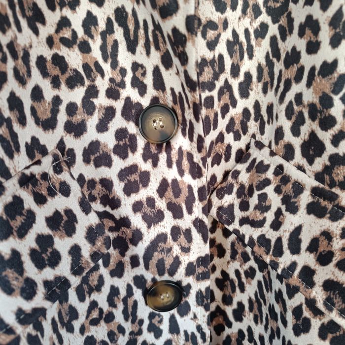 O casaco em pele de pêssego em tons de castanho,