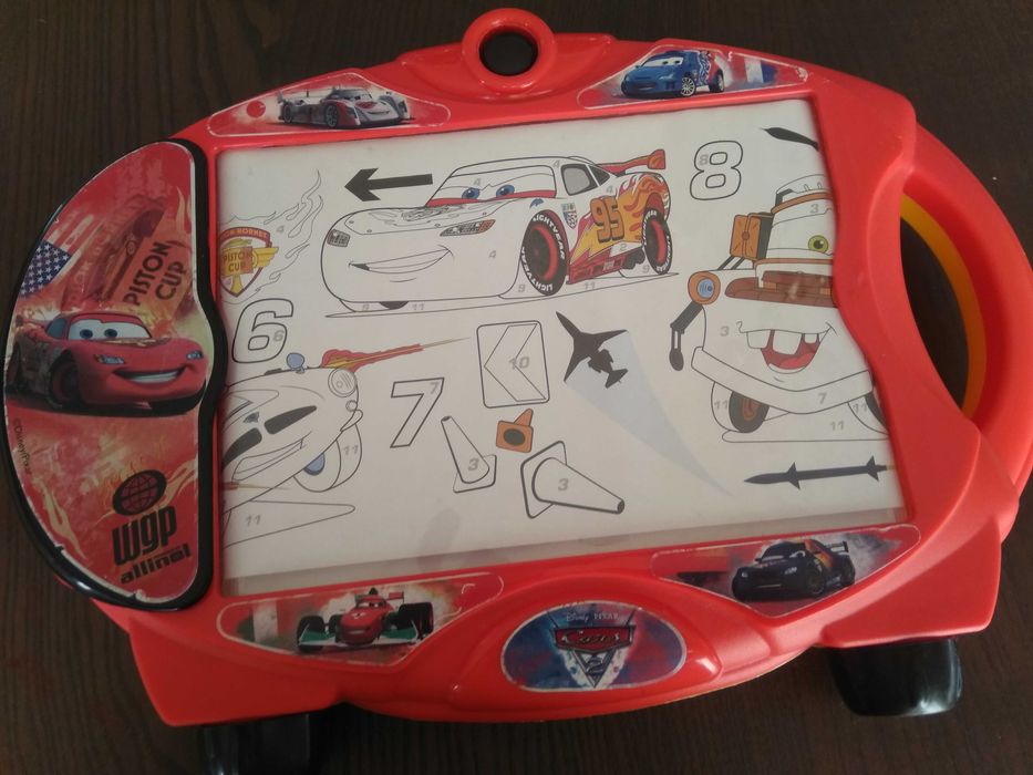 Mesa de actividades Faisca Mcqueen e brinquedos diversos