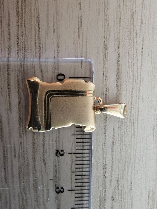 Pendente em forma Pergaminho ouro 9Kt