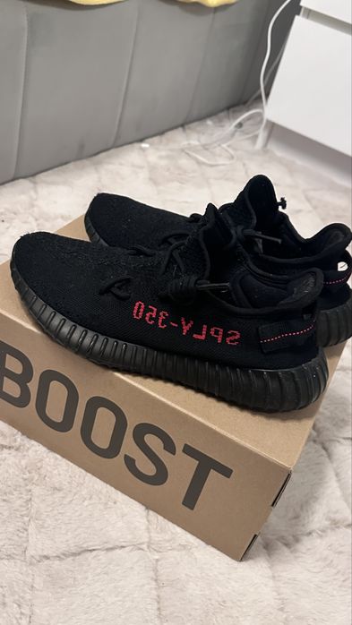 Yeezy 350 v2 bred