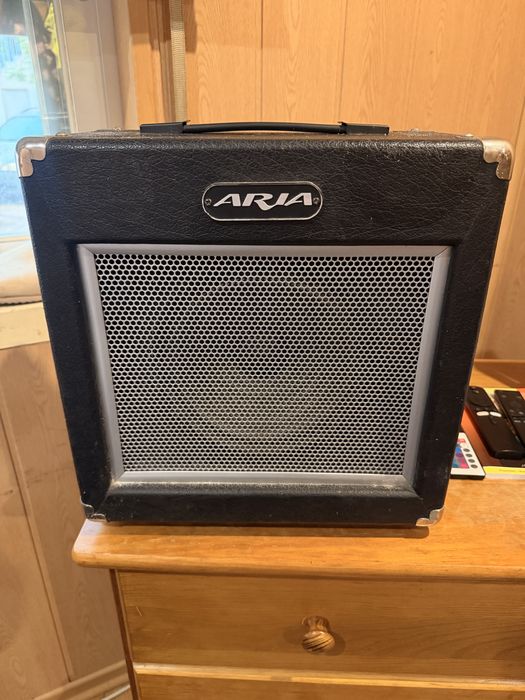 Amplificador: Aria AG-25X