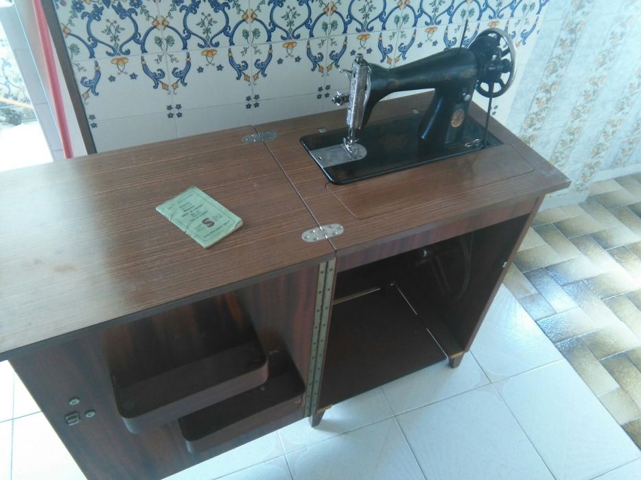 Máquina de Costura antiga, marca Singer