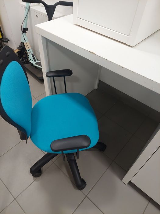 Oddam za darmo dwa biurka i krzeselko