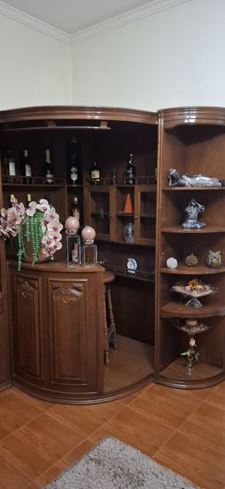 Bar com movel e 2 bancos