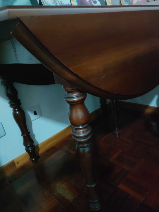 Mesa de cerejeira extensível, com abas