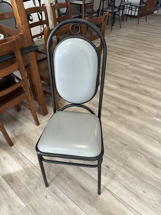 Diversas Mesas e bancos