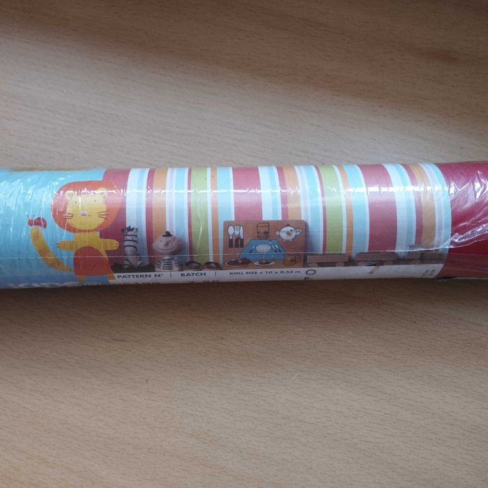 Papel de parede às riscas colorido para quarto de criança