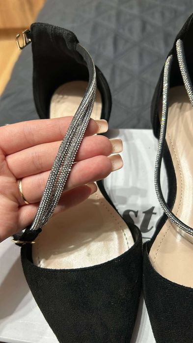 Czarne wiązane baleriny 38