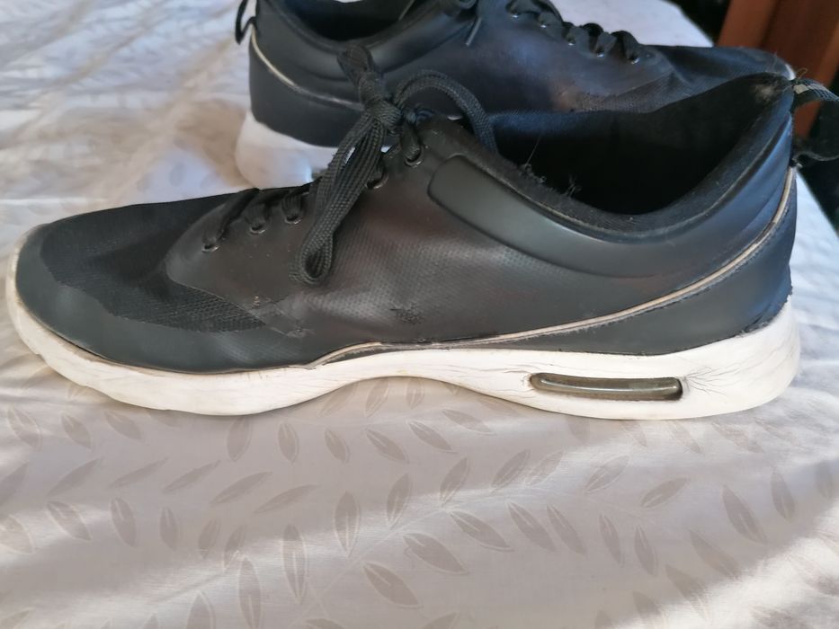 Sapatos Pretos (com bastante uso)