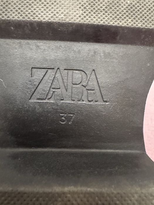 Продам чёрные ботинки челси Zara на массивной подошве.
