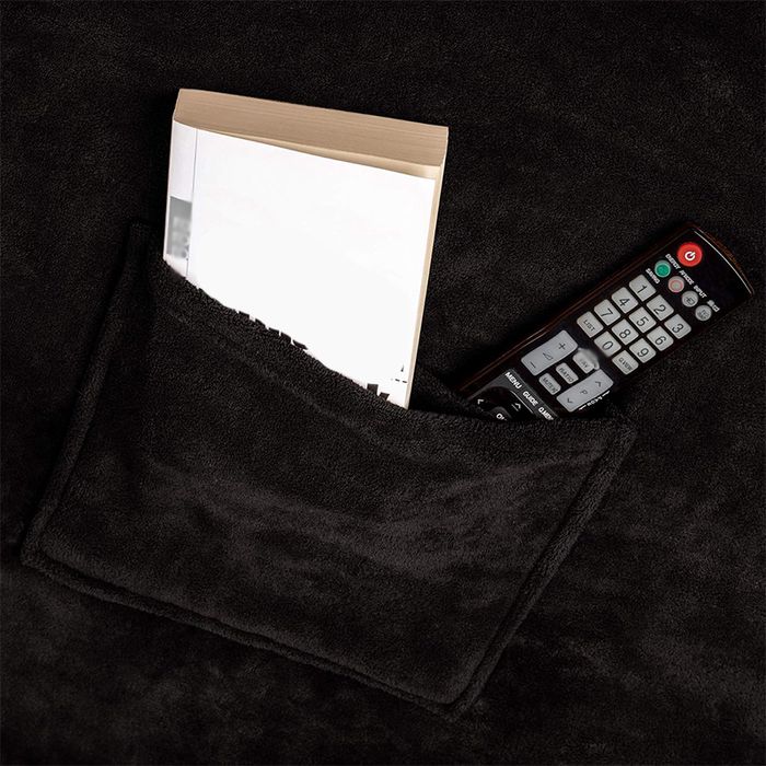 Miękki koc z rękawami i kieszenią czarny