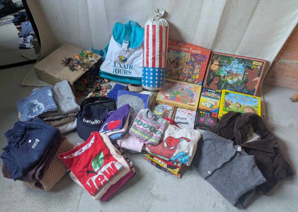 Lote Infantil Rapaz e Rapariga Roupa GAP Benetton 100+ Figuras Brinquedos