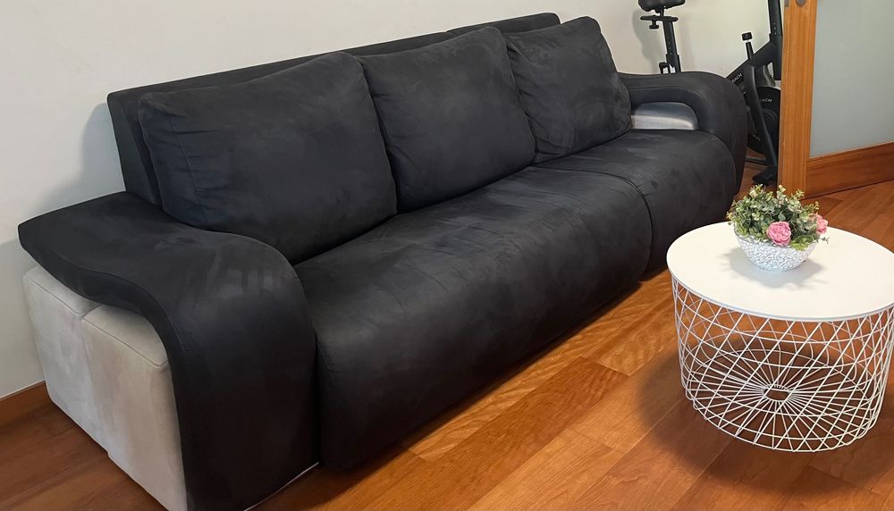 Sofá 3 lugares com 4 puffs e oferta de mesa de apoio