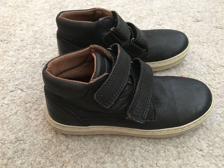 Botins castanho em pele menino