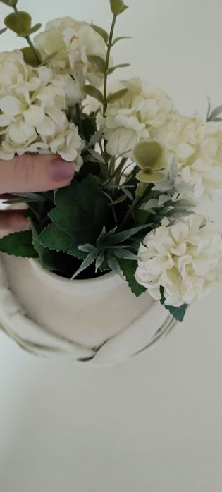 Jarra tamanho pequeno com flores artificiais. Usado