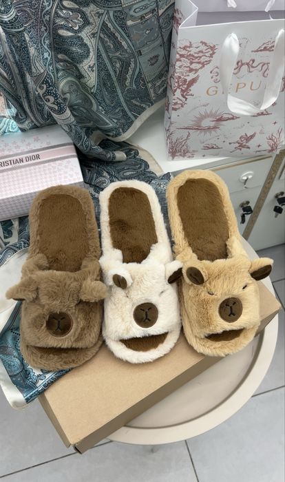 Капібари. Капці з капібарою. Тапки капібари. Шльопанці коричневі