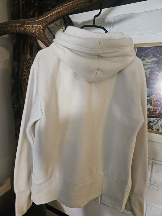 Biała damska bluza z kapturem.