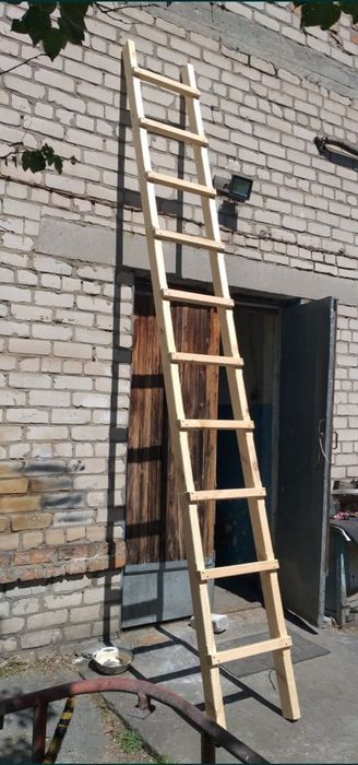 Лестница деревянная