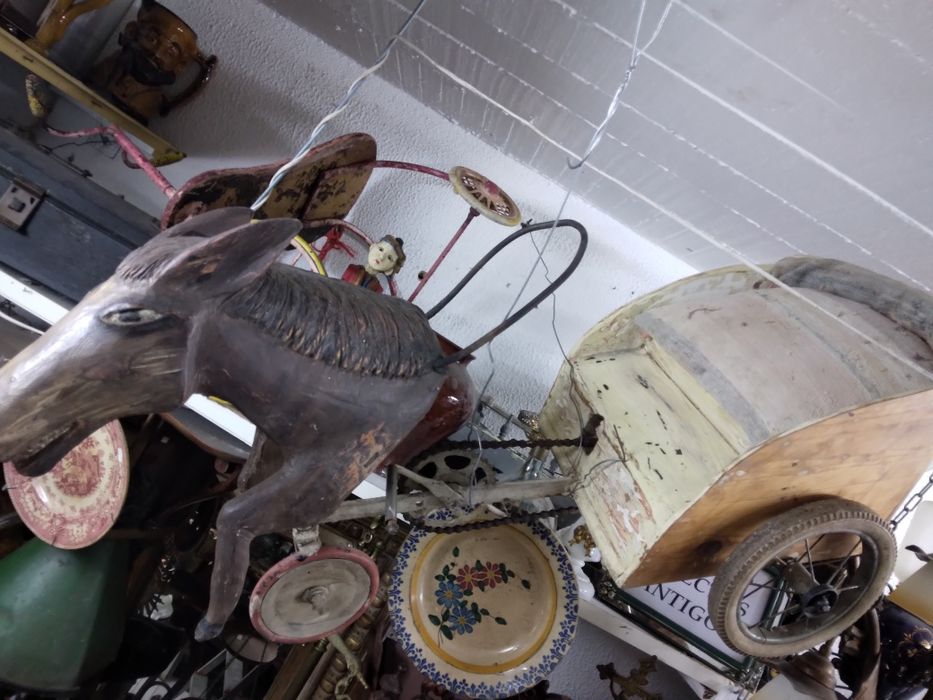 Carrinho a pedais antigo em ferro e madeira