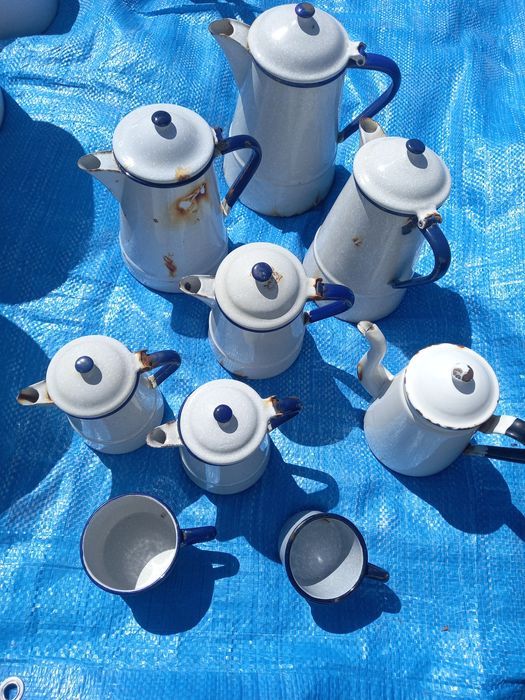 Cafeteiras em esmalte vintage