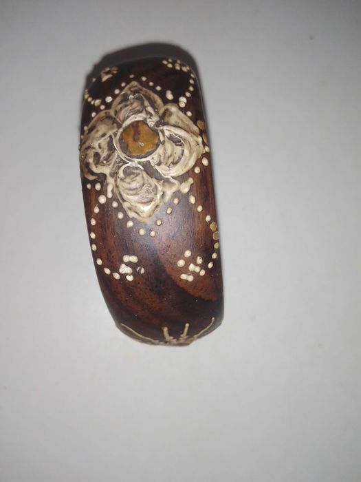 Pulseira de madeira em bom estado