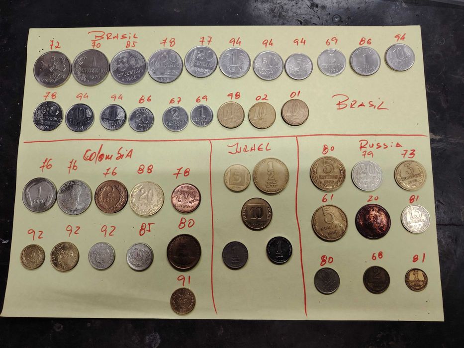 +- 180 Moedas de vários países.