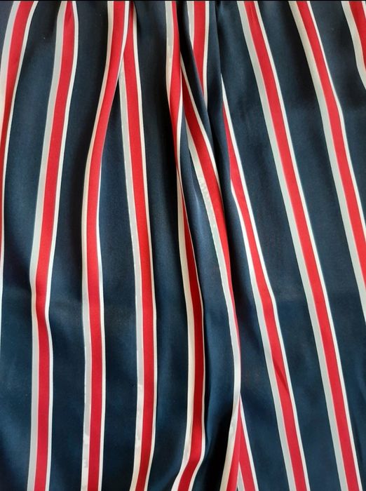 Blusa acetinada cavada às riscas S