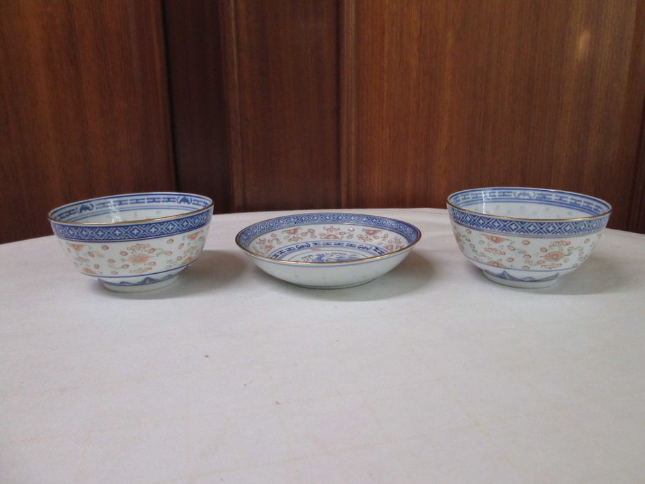 Louça Decorativa Chinesa - 2 Pequenas Taças e 1 Prato