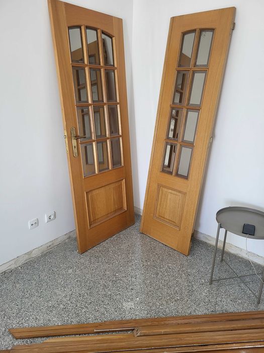 porta madeira maciça com vidros e ombreira