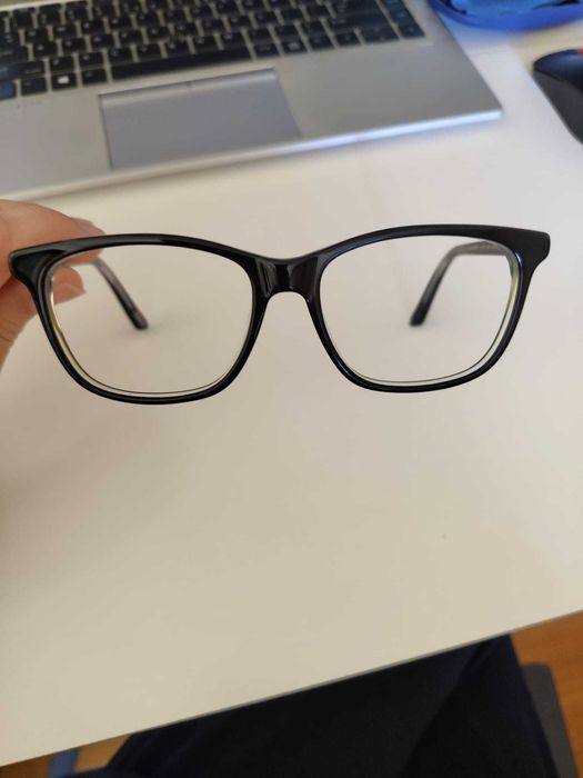 Vendo armação preta marca DbyD