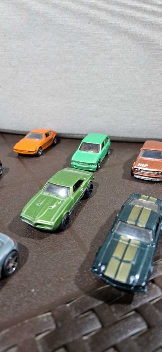 Carros miniatura de muitas marcas