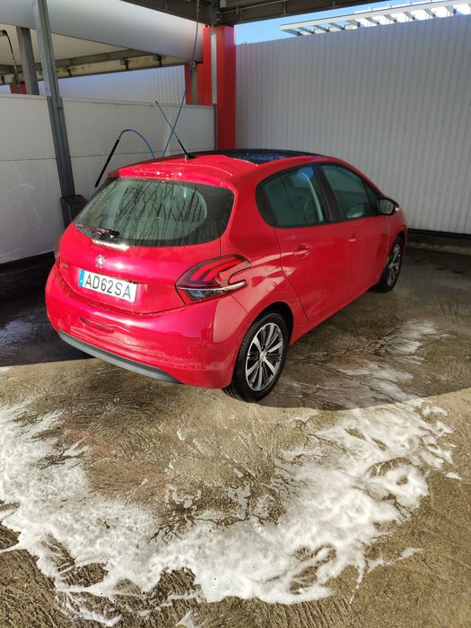 Peugeot 208 vermelho rubi