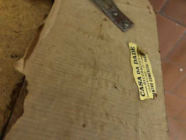Espelho vintage com vidro biselado e moldura em madeira maciça