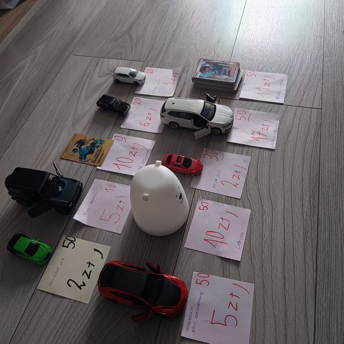 Zabawki samochody i karty pokemon