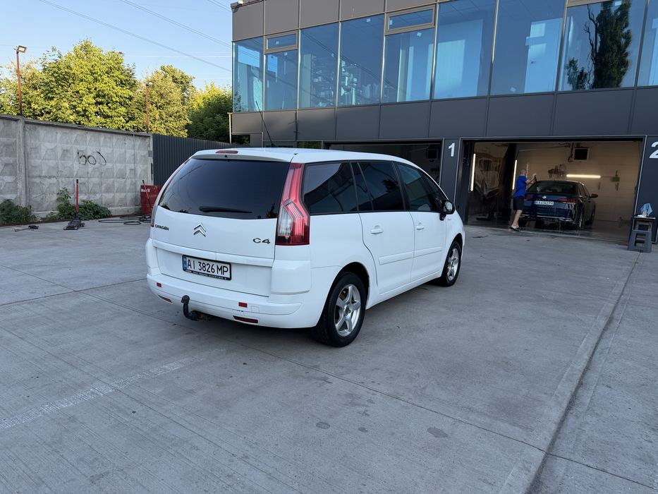 Продам семейный автомобиль