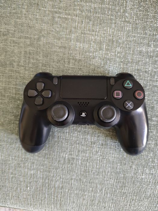 PlayStation 4 1tb + 2 comandos
