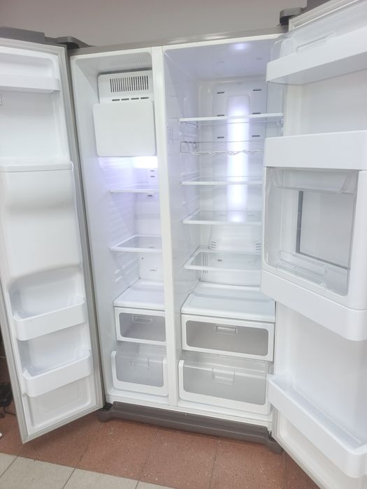 Lodówka Samsung SidebySide z kostkarką.
