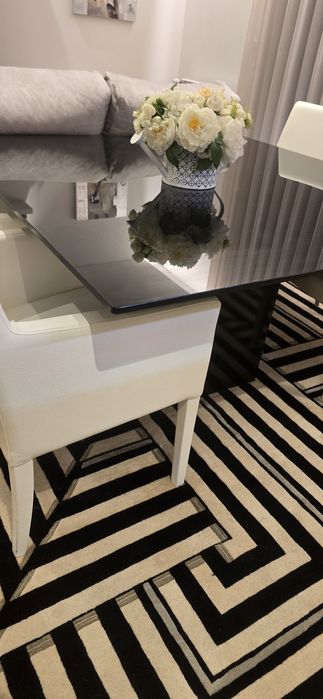 Mesa de jantar com cadeiras e tapete