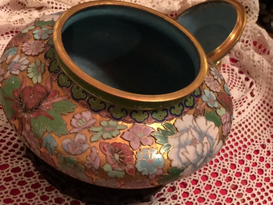 Pote em cloisonne em relevo d’ouro