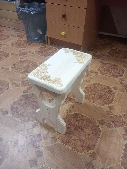 Табурет деревʼяний
