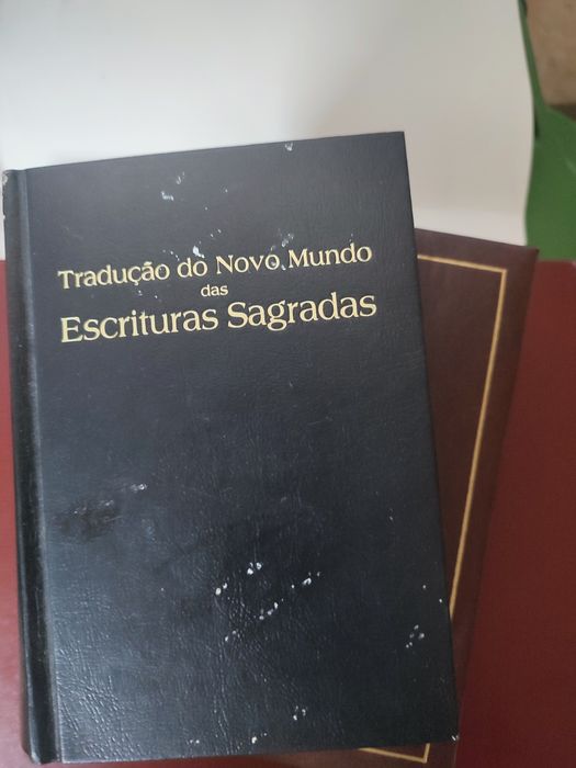 Bíblia sagrada e tradução do novo mundo das escrituras sagradas