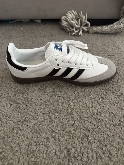 Adidas samba.