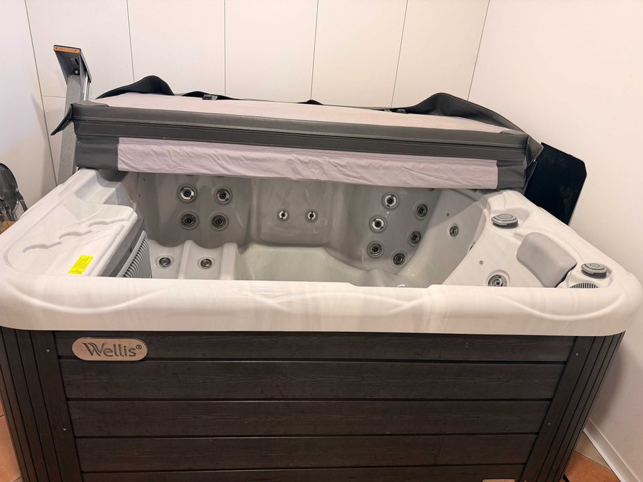 Jacuzzi Wellis PlutoHot Tub