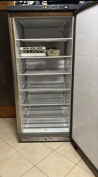 Freezer vertical e utensilios