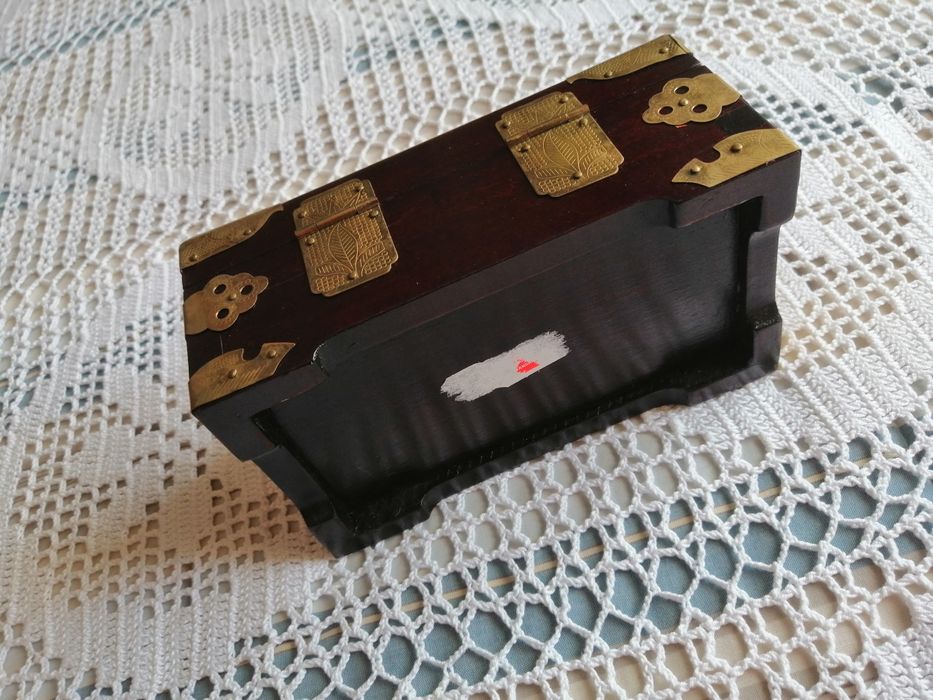 Porta Jóias madeira e placas de metal, encimada por medalhao em jade